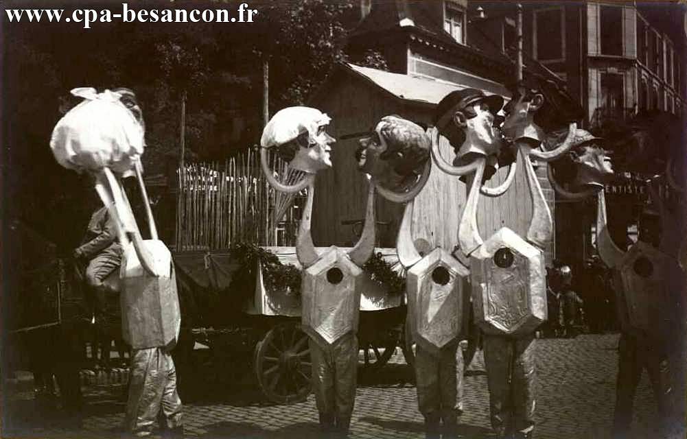 BESANÇON - Place Flore - Cavalcade au profit de la Maison des Étudiants et des Sinistrés des Chaprais - 20 mai 1928 - VIIe Foire exposition comtoise.